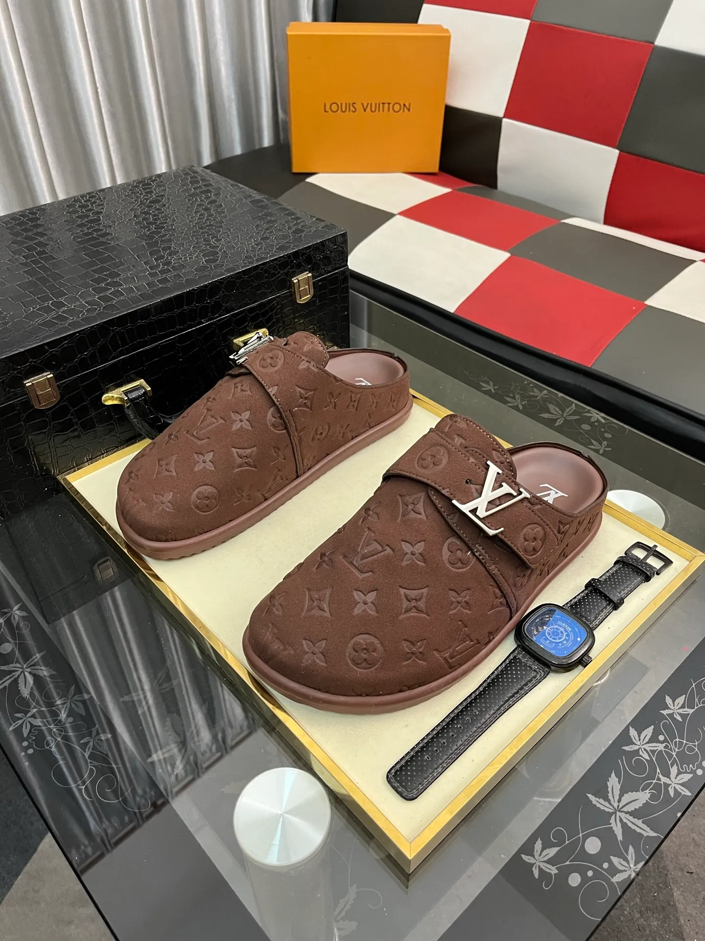 Men's shoes 💰380⌚️⌚️2025 new men's casual sandals and slippers, made of suede cow leather, with Monogram pattern to highlight the trendy style. Adjustable straps illuminated with LV letters, while a resilient insole and micro outsole provide lightweight comfort. Made of suede cow leather with embossed Monogram pattern and brand element metal hardware✅Adjustable straps➕Tough insole‼ ️Micro outsole. Comfortable and easy to wear‼ ️size: 38-446️⃣Colors available